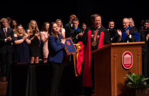 Vitter at podium with woman holding award